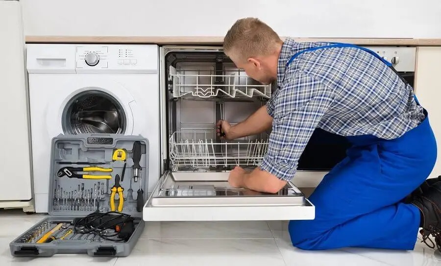 Gölcük Protherm servisi teknisyen ekibi beyaz eşya tamiri yaparken